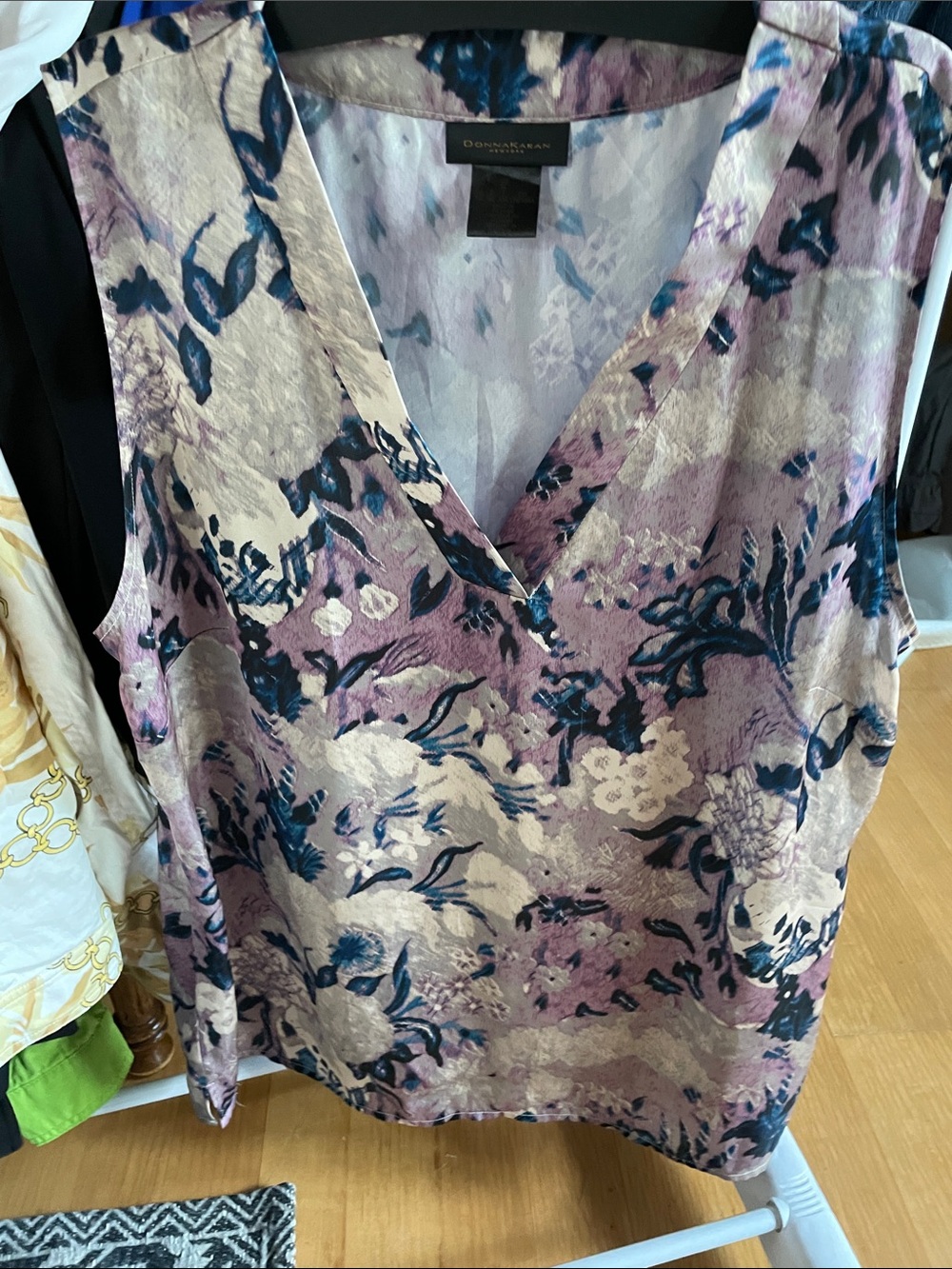 ☀️ SUMMER CLEARANCE 🛍️Donna Karan Sleeveless V-Neck Floral Top - Lavender Blue
